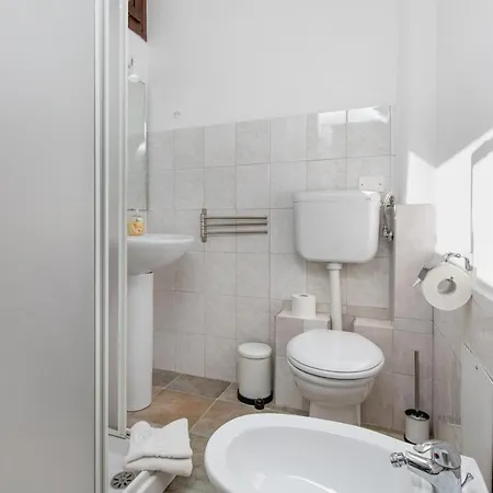 Assaje Guestroom