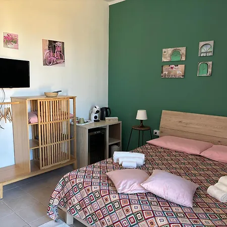 לינה וארוחת בוקר Assaje Guestroom אולביה